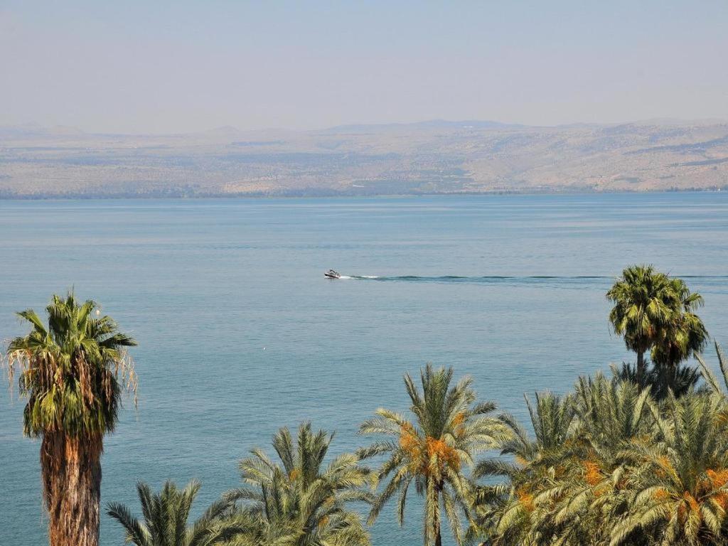 Roses By Lake Kinneret Tiberias Exterior foto