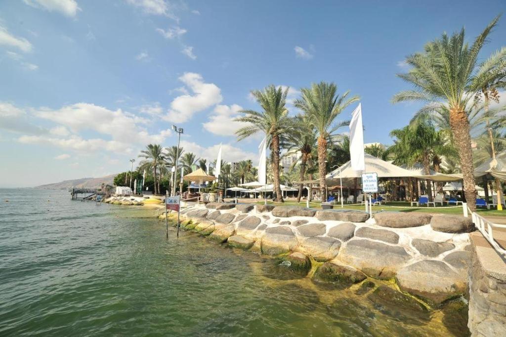 Roses By Lake Kinneret Tiberias Exterior foto